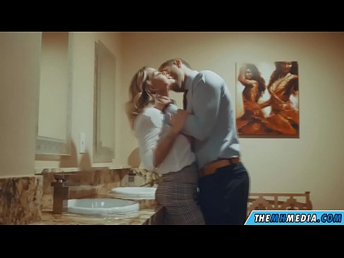 ❤️ Pamene blonde wabusty akunyengererani m'chimbudzi cha anthu onse ️  pa ny.sexonfire.ru  ❌️